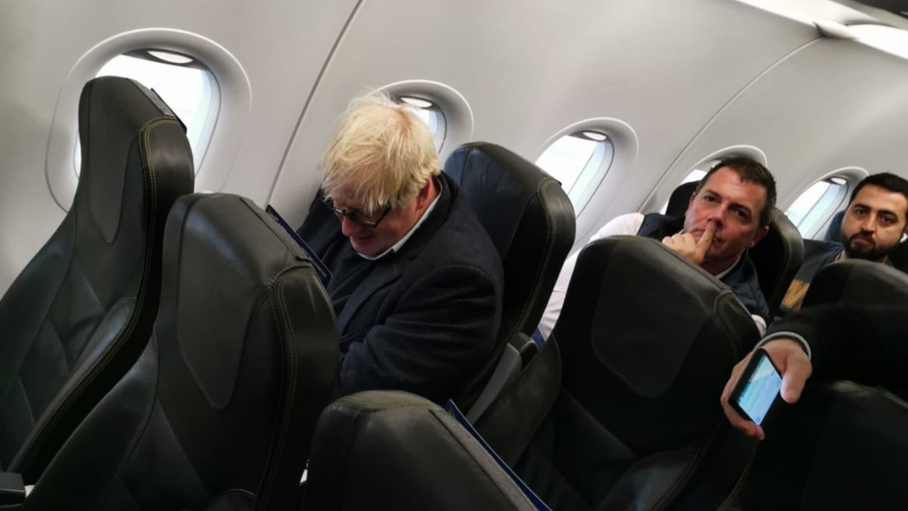 Boris Johnson ekonomi sınıfında İstanbul'a uçtu