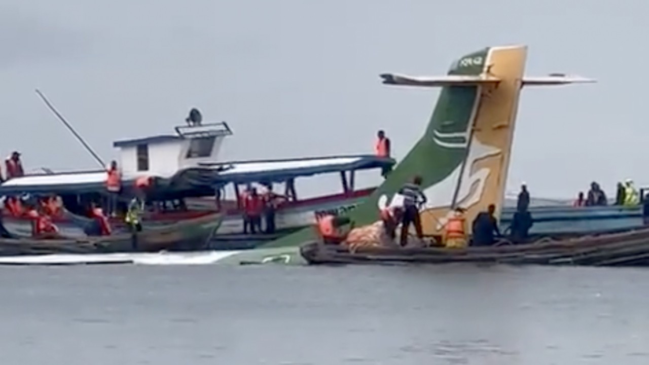 Yolcu uçağı Viktorya Gölü'ne düştü: 19 kişi öldü