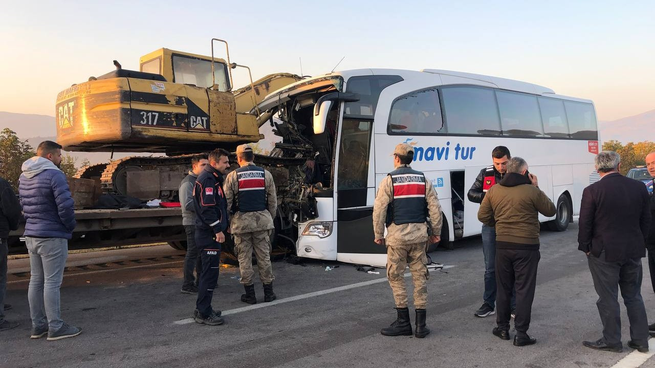 Amasya'da otobüs tıra çarptı: 3 ölü