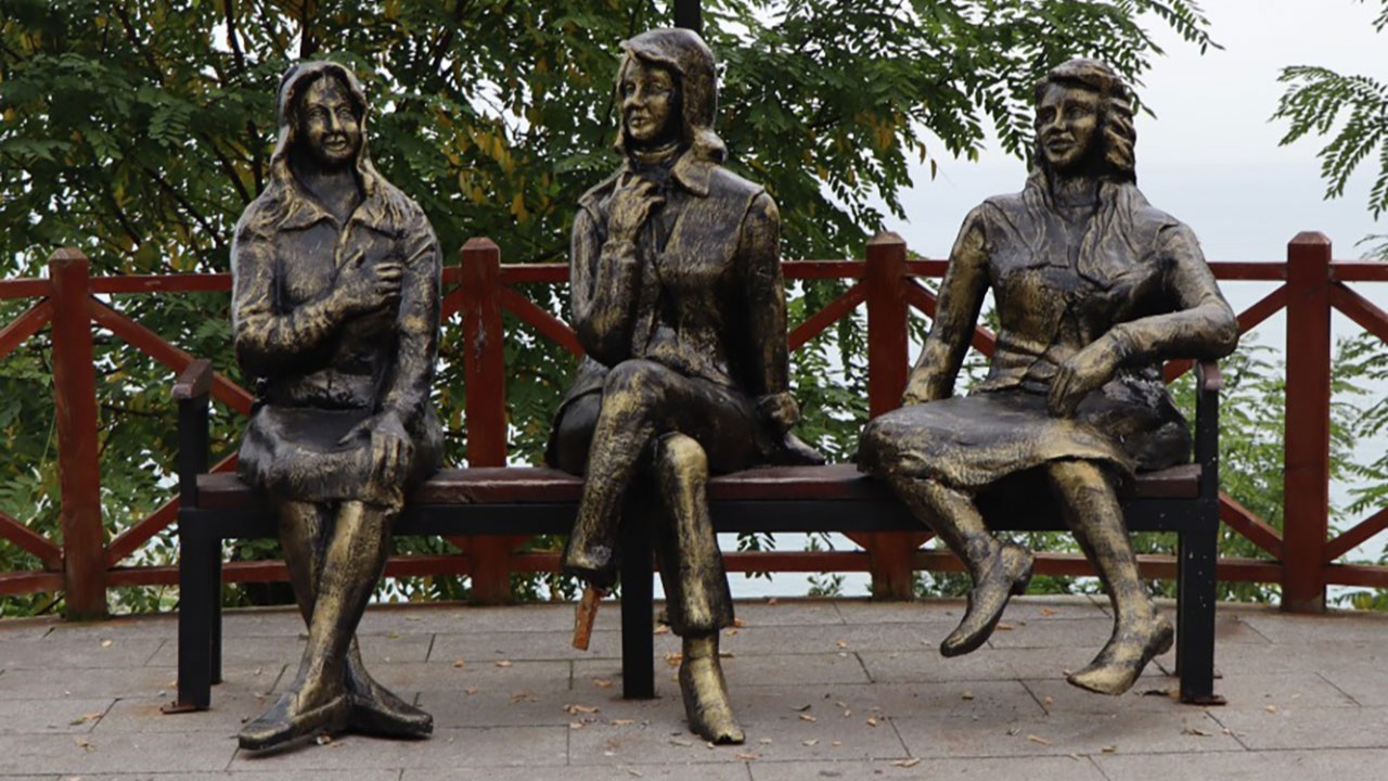 Ordu'da ‘üç kız heykeli’ne saldırı
