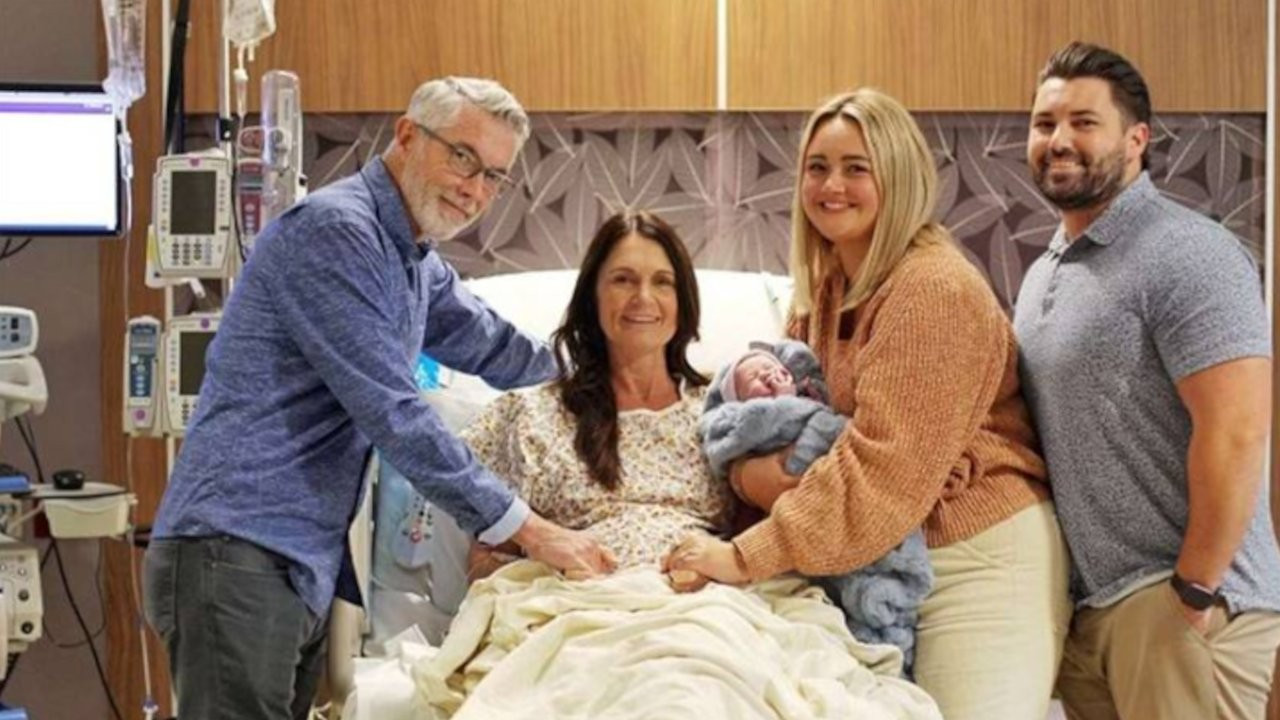 56 yaşındaki kadın torununu doğurdu