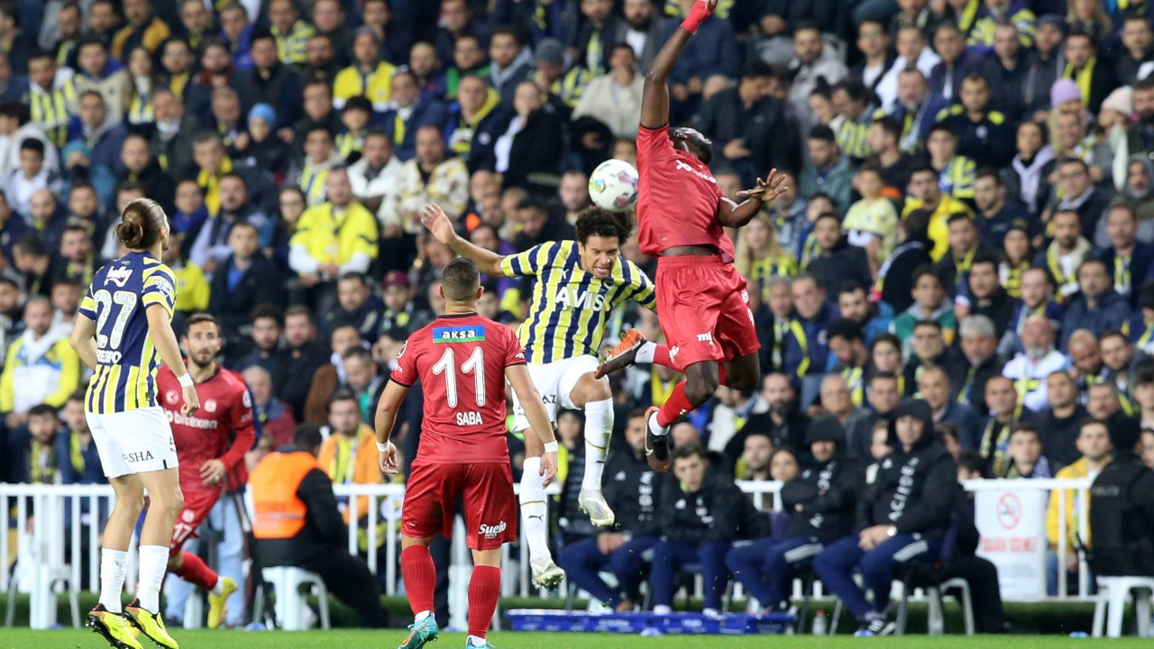 10 kişilik Fenerbahçe 3 puanı tek golle aldı