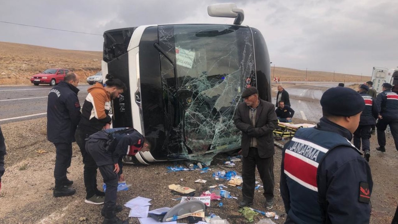 Sivas'ta otobüs devrildi: 3 kişi öldü