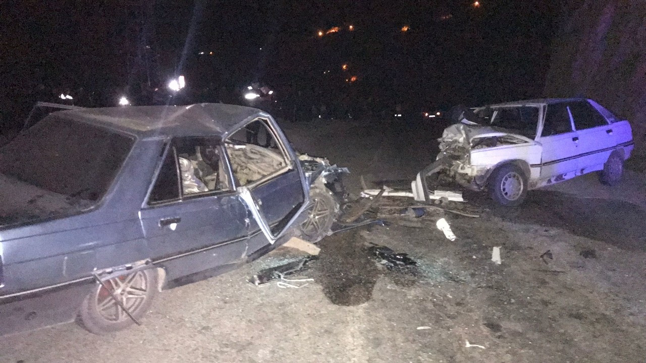 Mersin'de iki otomobil çarpıştı: 2 ölü, 6 yaralı