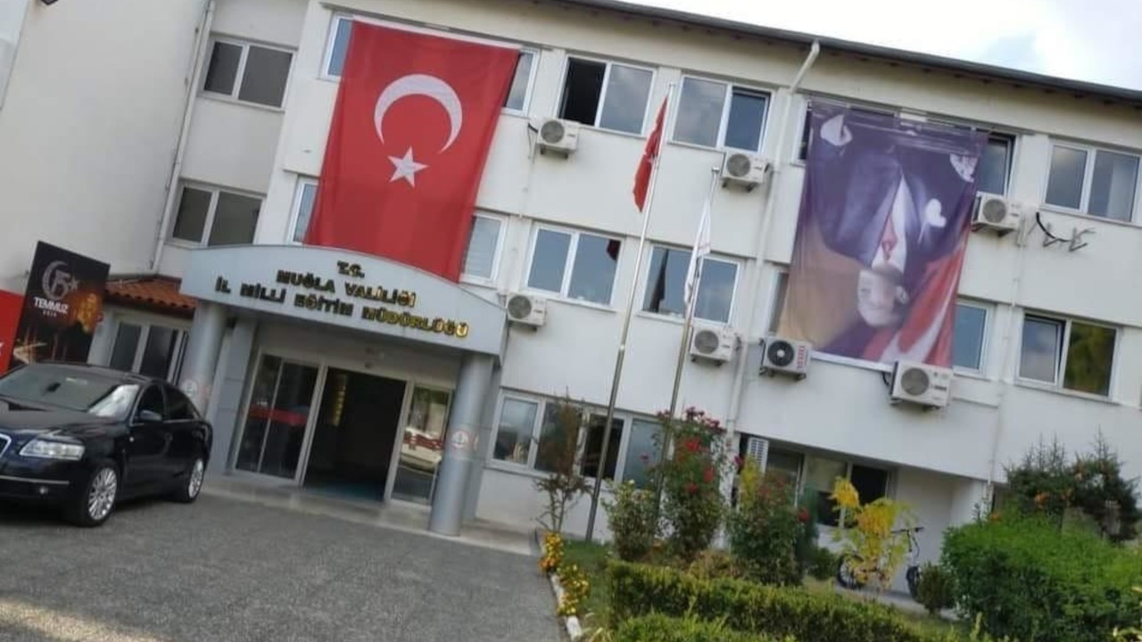 Muğla'da Milli Eğitim binasına Atatürk posteri ters asıldı
