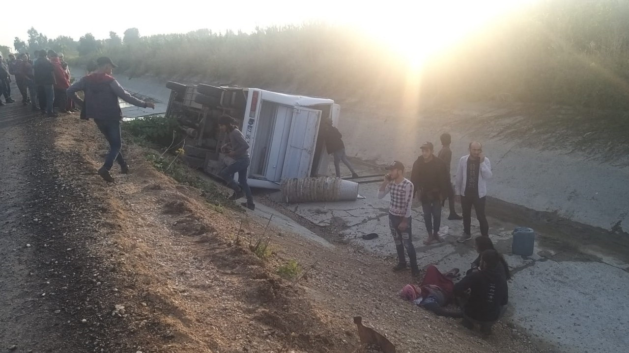 Adana'da işçi servisi kaza yaptı: 12 yaralı