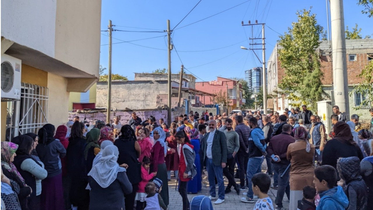 Diyarbakır’da elektrikleri kesilen mahalle sakinleri yol kesti