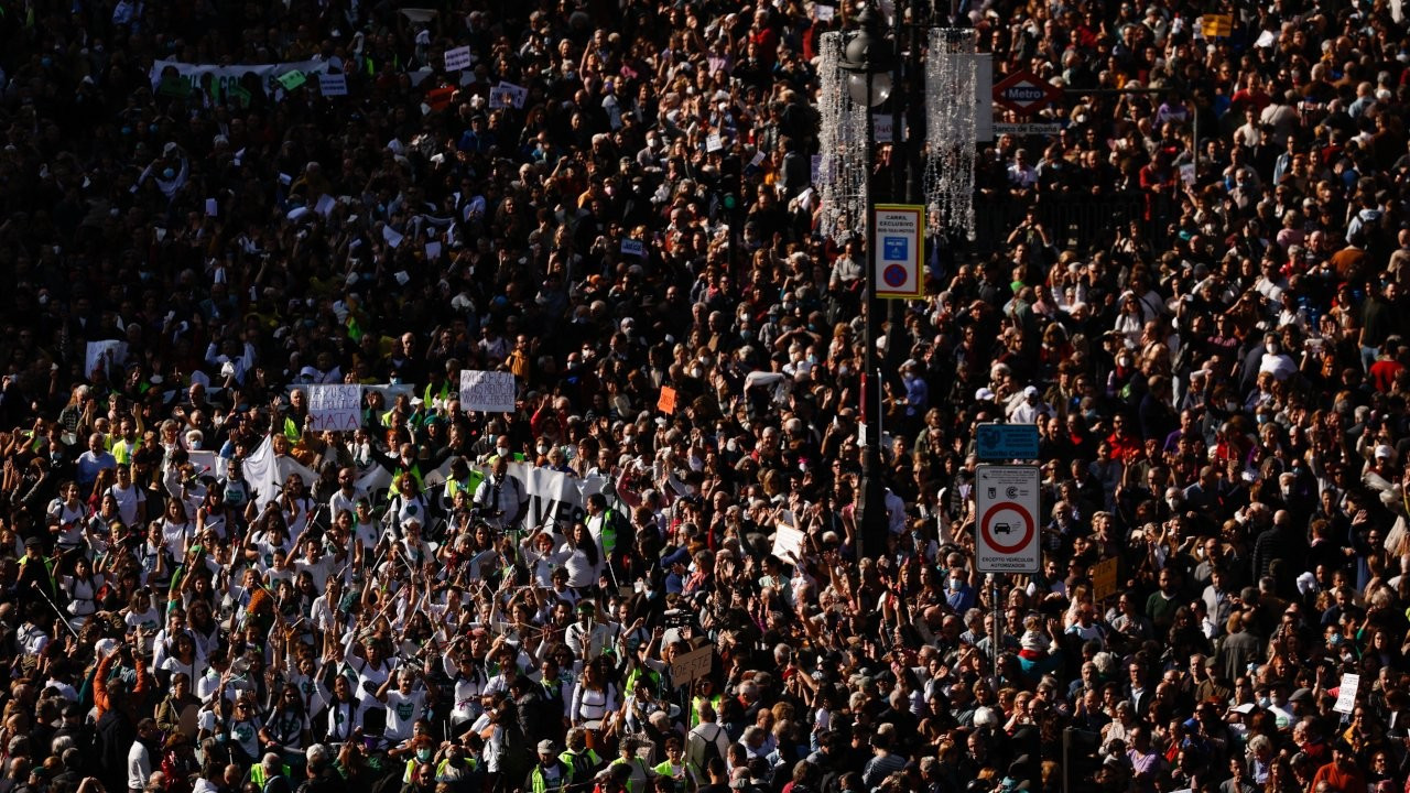Madrid'de binlerce sağlık çalışanından protesto
