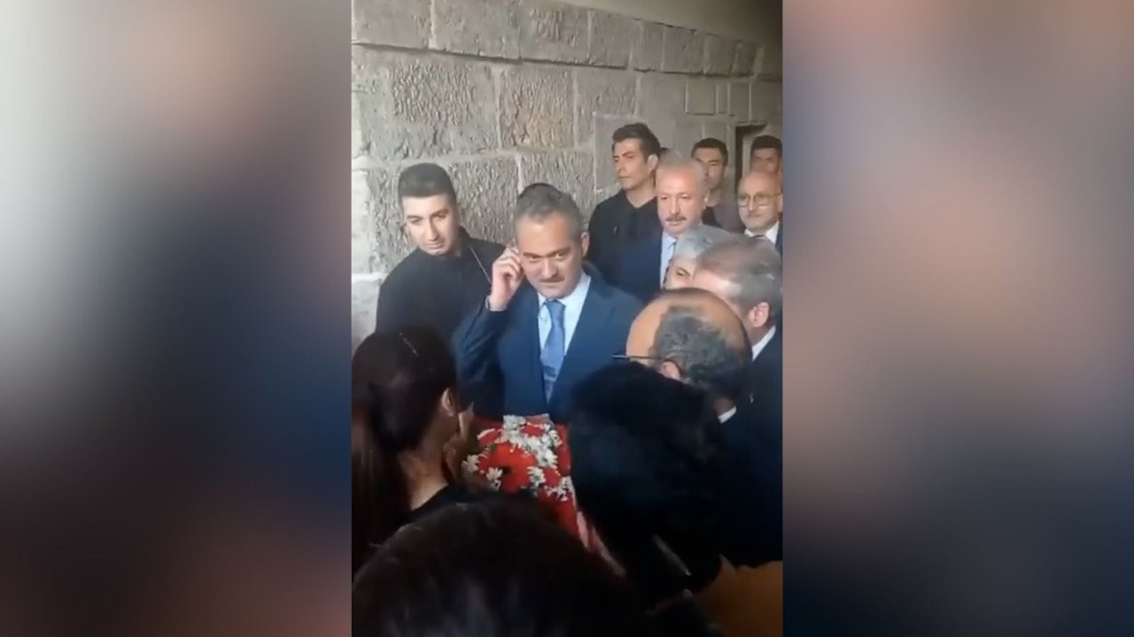 Atanamayan öğretmen çiçek uzattı, Bakan Mahmut Özer kulağını kaşıdı