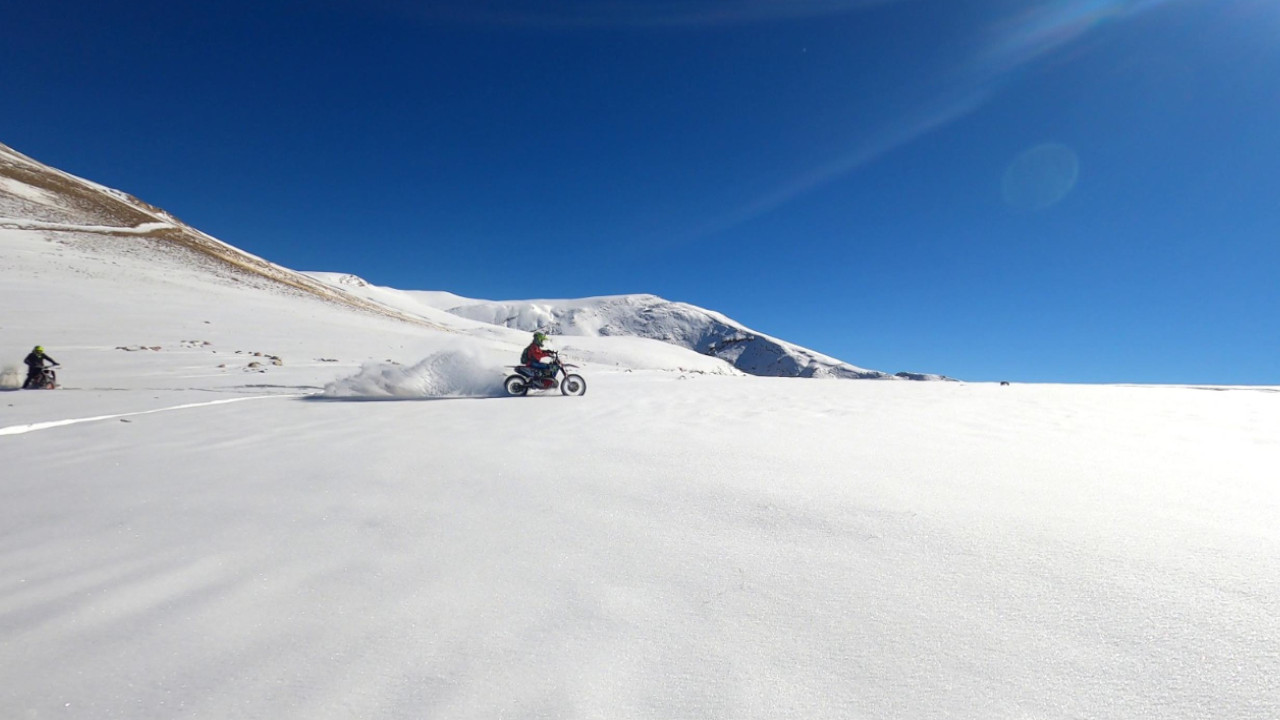 Karla kaplı Ergan Dağı'nın zirvesinde motosiklet turu
