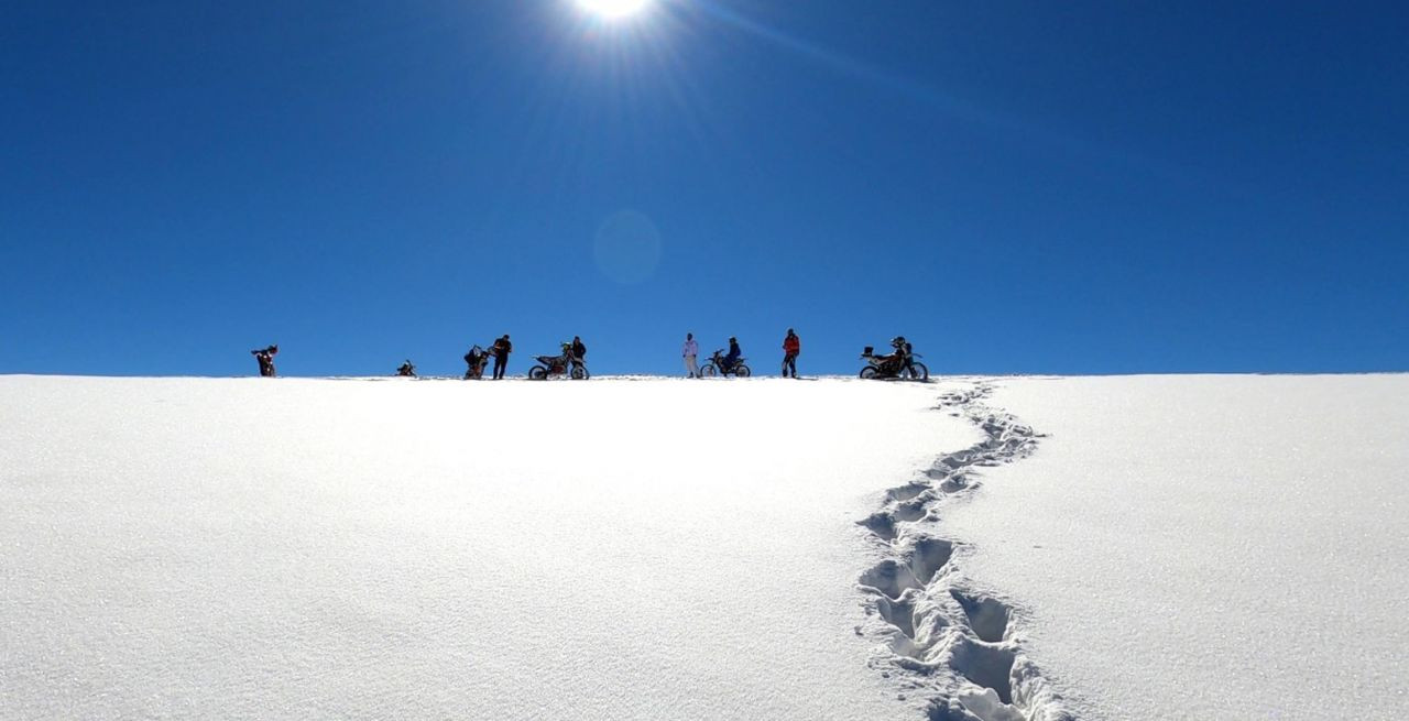 Karla kaplı Ergan Dağı'nın zirvesinde motosiklet turu - Sayfa 1