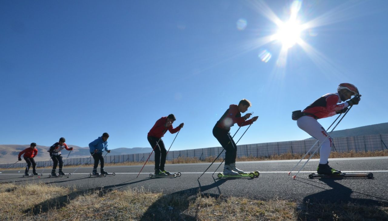 Kayaklı koşu milli takım seçmelerine asfaltta hazırlanıyorlar - Sayfa 1