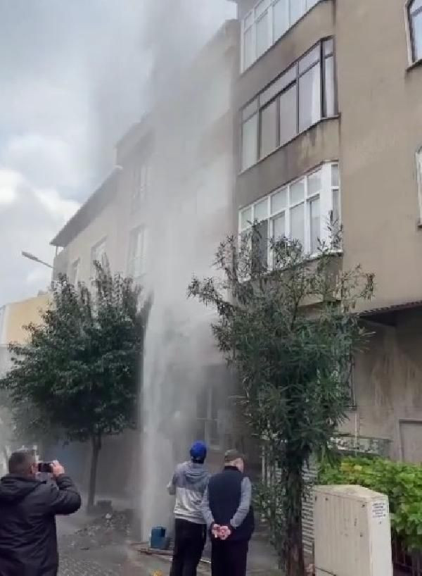 Sultangazi'de boru patladı, tazyikli su binanın boyunu aştı - Sayfa 1