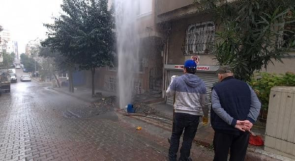 Sultangazi'de boru patladı, tazyikli su binanın boyunu aştı - Sayfa 3