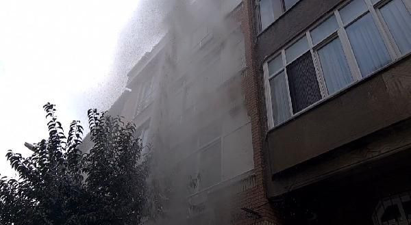 Sultangazi'de boru patladı, tazyikli su binanın boyunu aştı - Sayfa 4