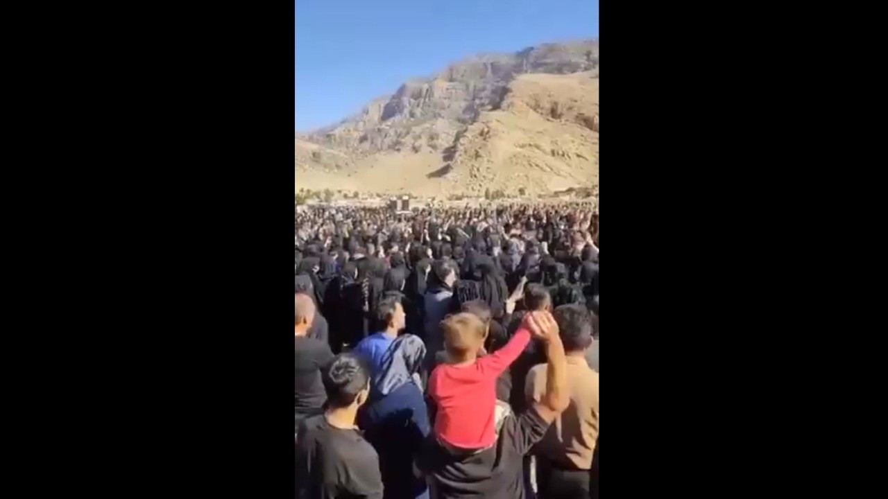 İran'da silahlı saldırıda ölen çocuğun cenazesi yönetim karşıtı protestoya dönüştü