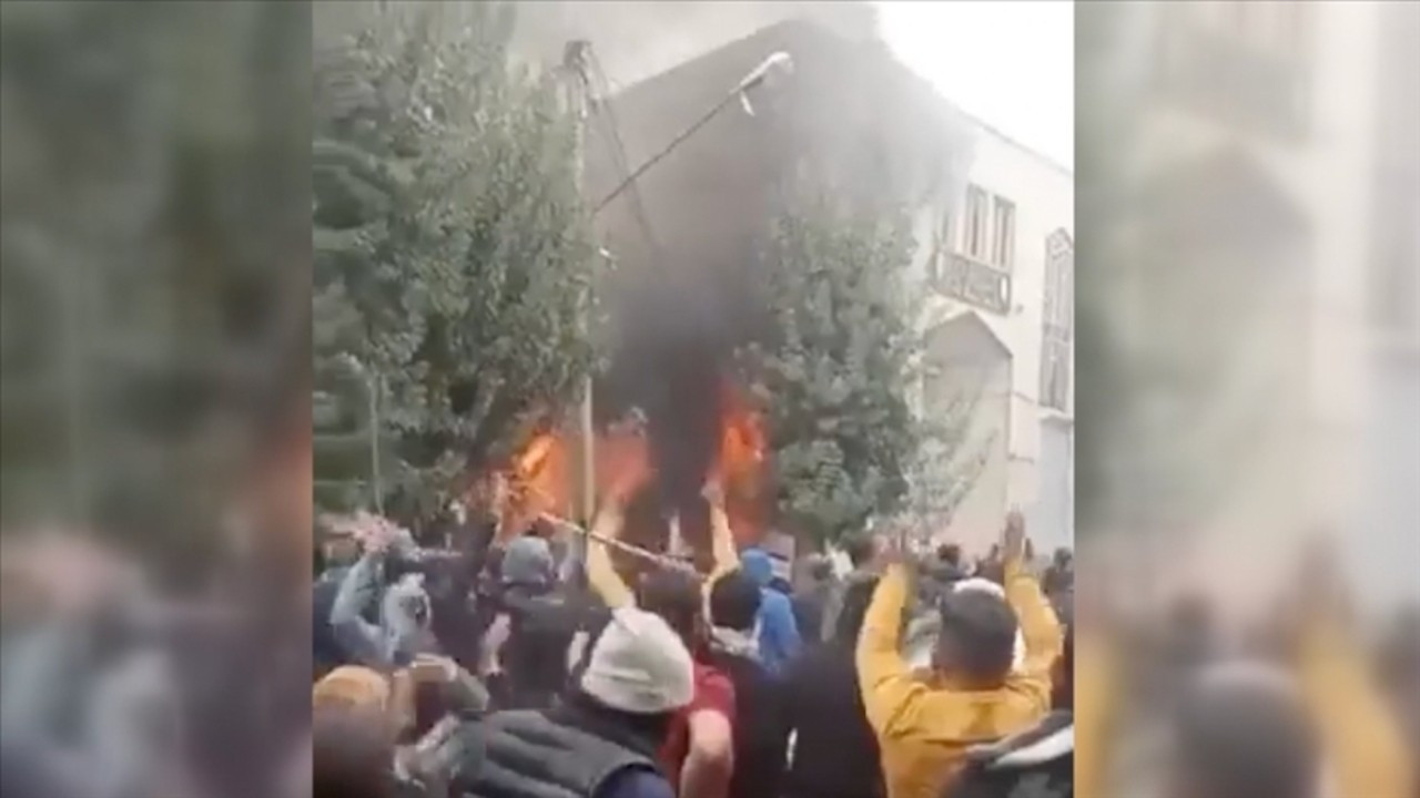 İddia: İran'da Humeyni'nin evi ateşe verildi