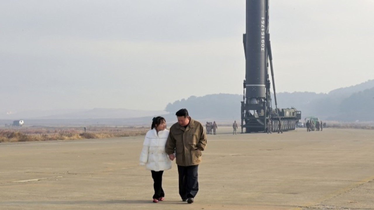 Kuzey Kore lideri Kim Jong-un, kıtalararası füze denemesine kızıyla katıldı