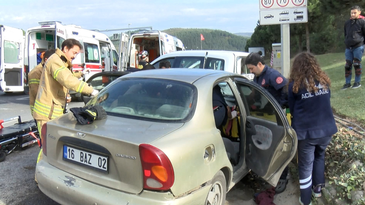 Ümraniye'de İBB işçilerinin aracına otomobil çarptı