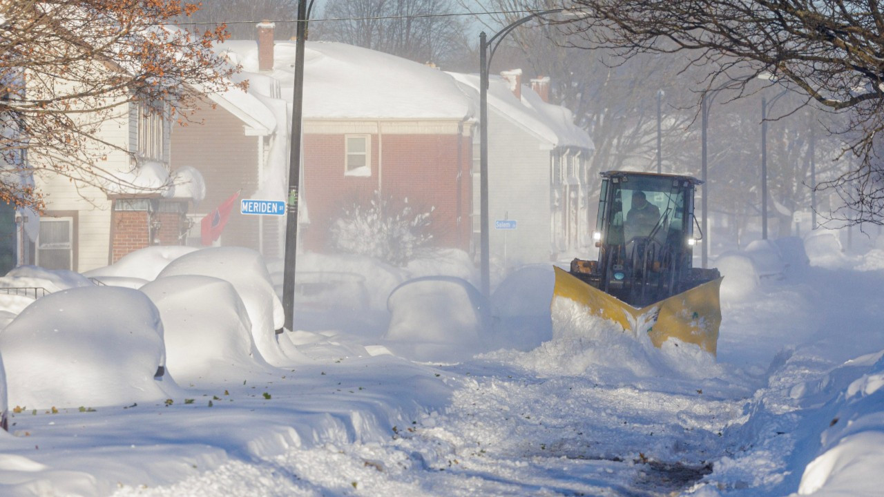 New York'ta fırtına: Kar kalınlığı 1.8 metreyi aştı, 3 kişi öldü