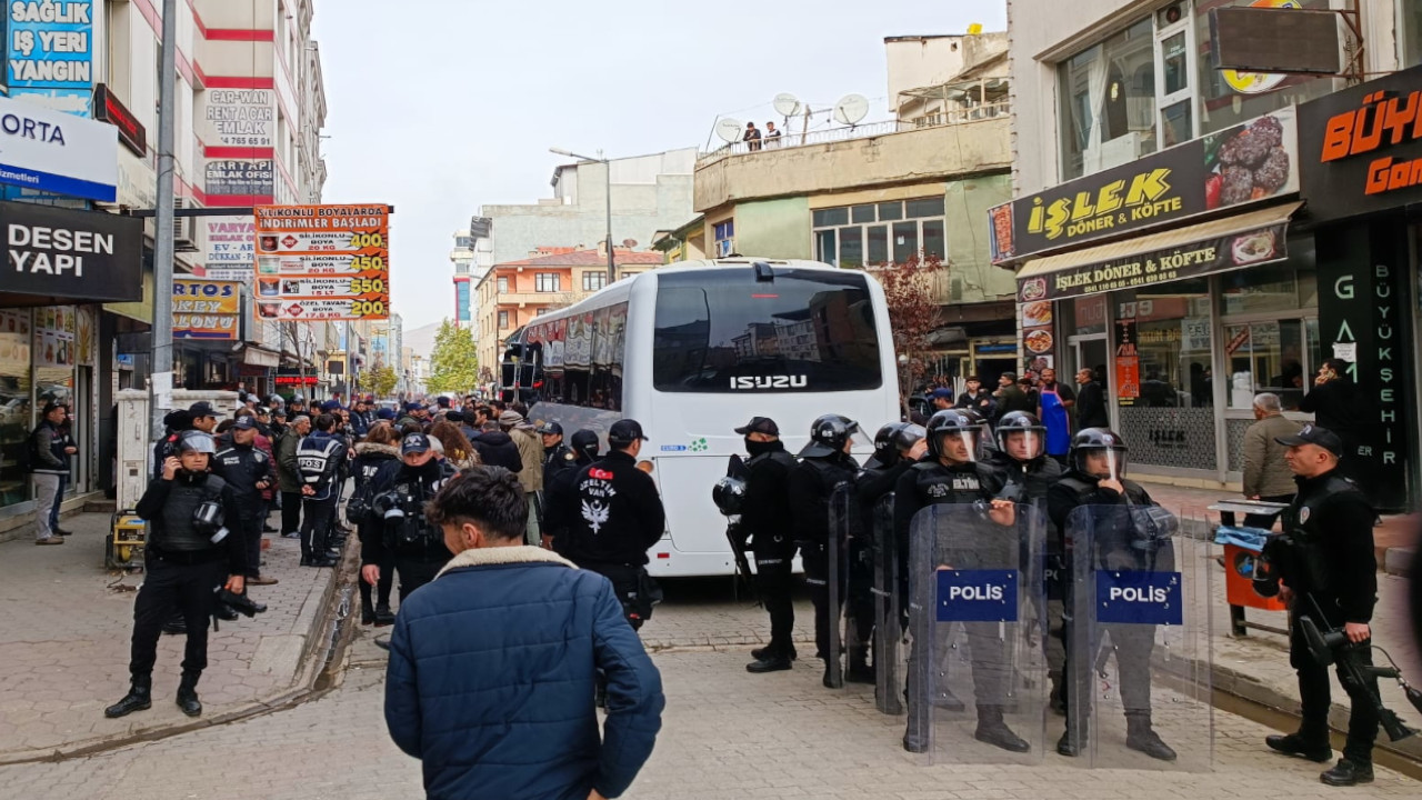 Van'da harekatı protesto etmek isteyen HDP'lilere polis saldırısı