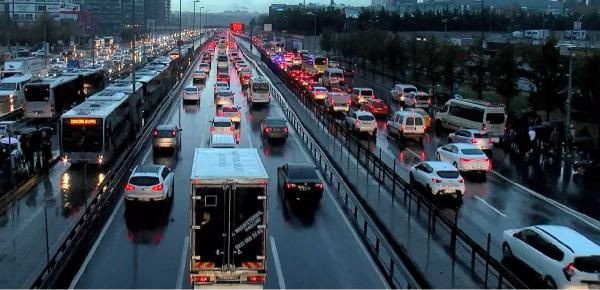 İstanbul trafiğinde yağmur yoğunluğu - Sayfa 1