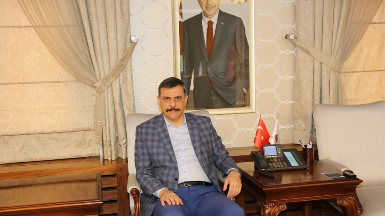 Yeni Şafak muhabiri sordu, Çorum Valisi, Erdoğan portresiyle poz verdi