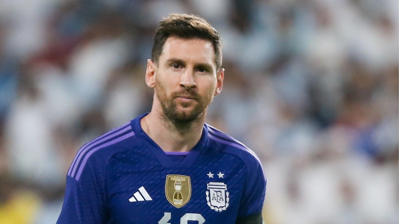 Messi'nin forması depremzedeler için satışa çıkarılıyor