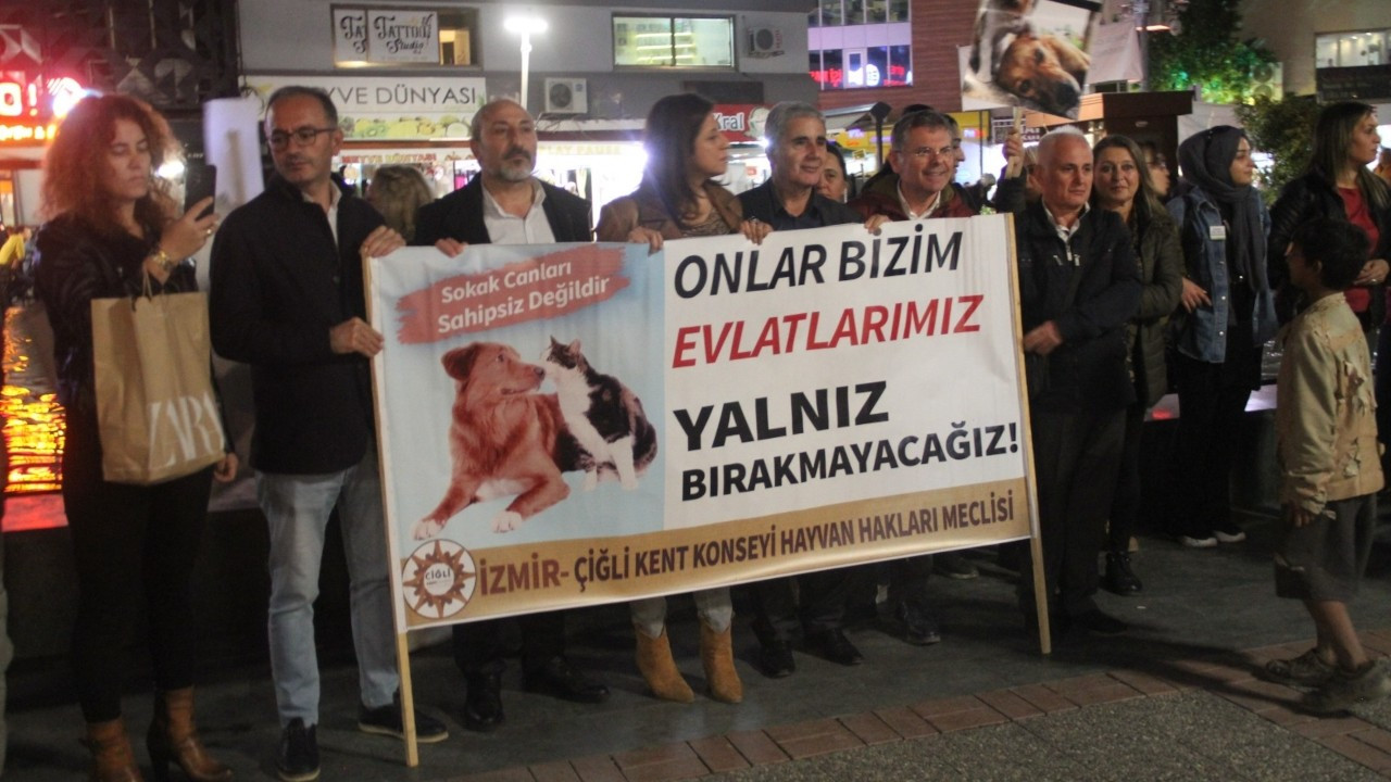 İzmir'de sokak hayvanları için protesto: 'Vicdanını kafesleme'