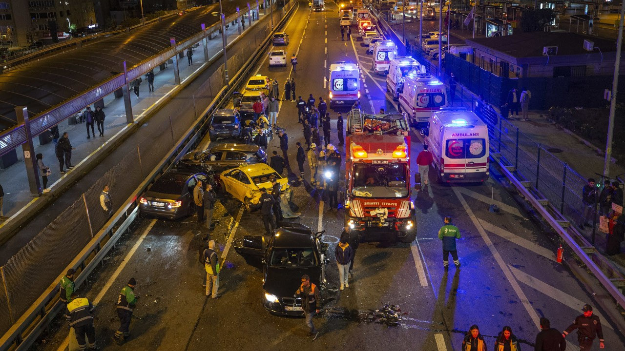 Mecidiyeköy'de 12 aracın karıştığı zincirleme kaza 