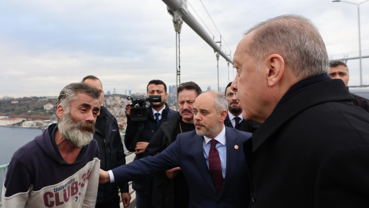 Erdoğan, köprüden atlamak isteyen kişiyi 'ikna' etti
