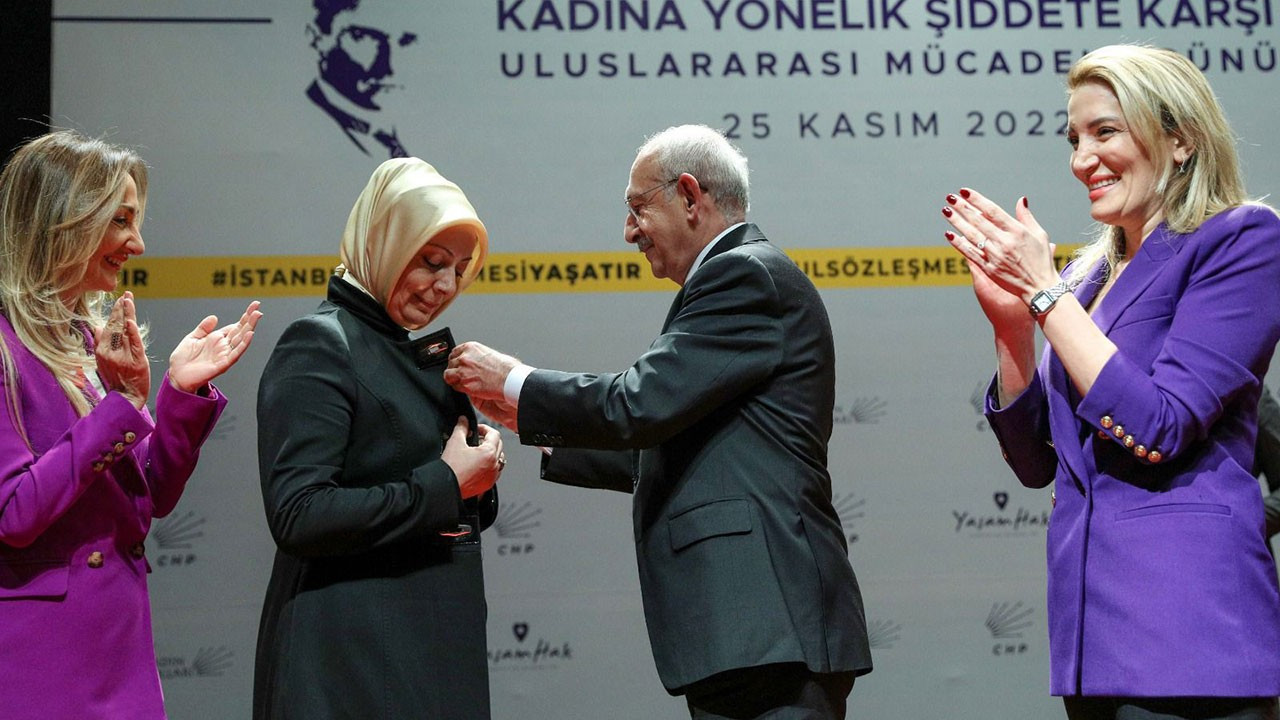 Kılıçdaroğlu, partisine katılan 100 bininci kadın üyeye rozet taktı
