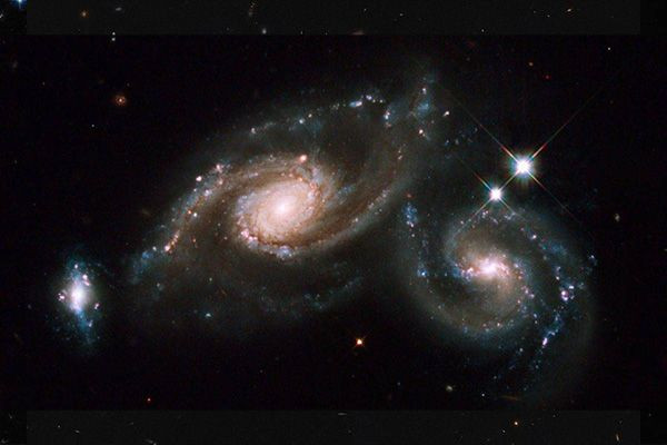Hubble Uzay Teleskobu sıradışı galaksi birleşimini yakaladı - Sayfa 1