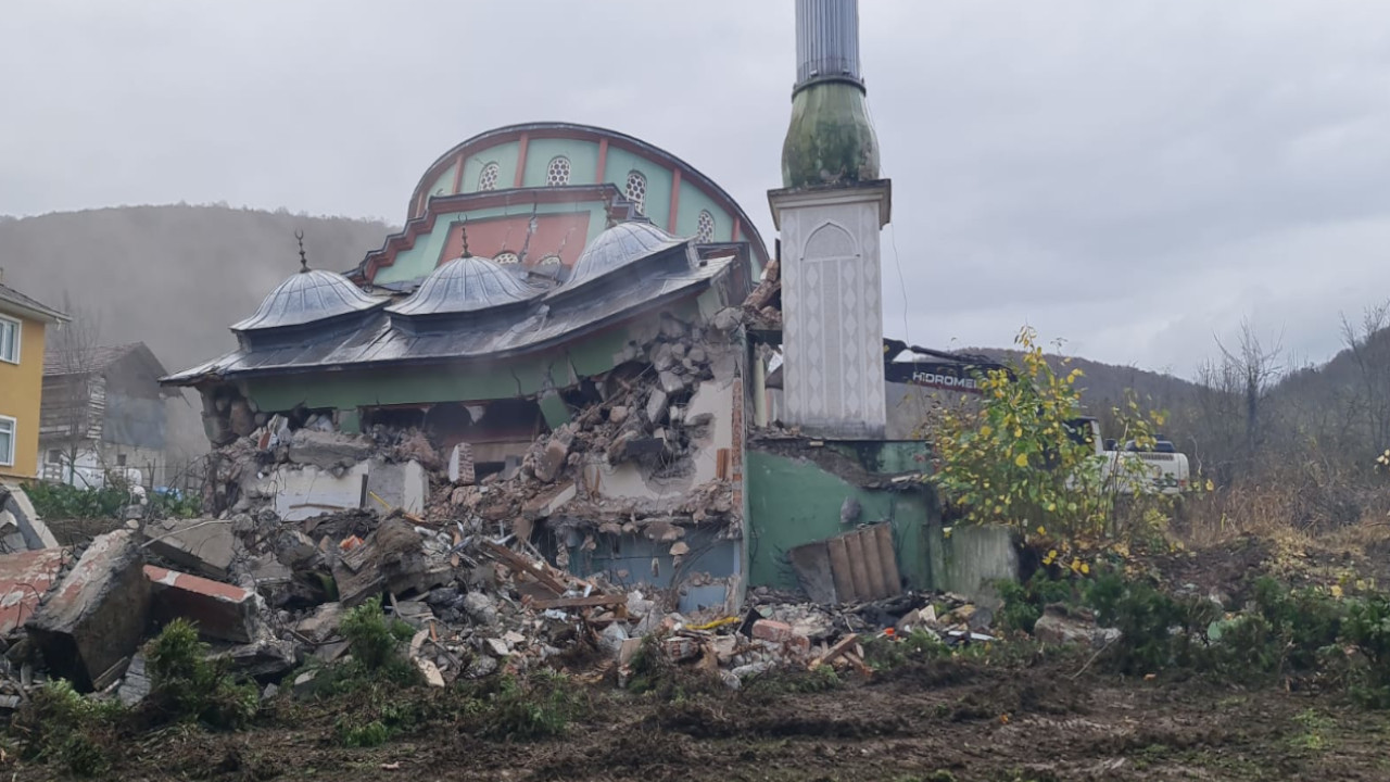 Düzce depreminde ağır hasar alan cami yıkılıyor