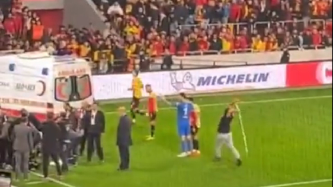 Taraftar bayrak direğiyle futbolcuyu yaraladı, maç yarıda kaldı