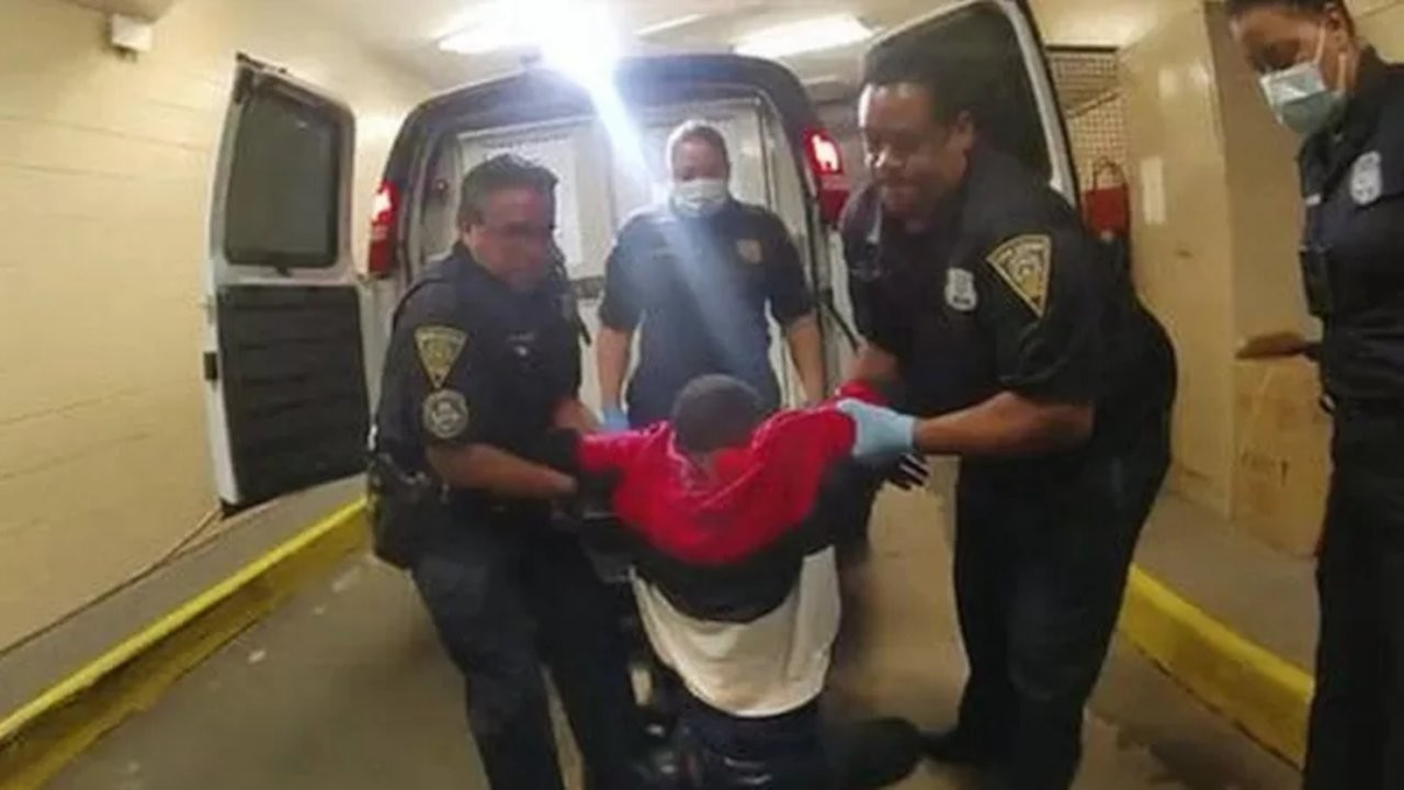 ABD'de polis şiddeti: Siyah erkek polis aracında felç geçirdi