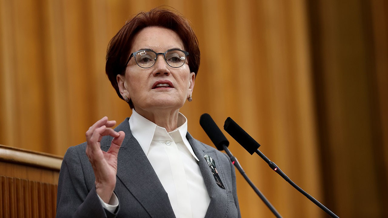 Eski Devlet Bakanı Melda Bayer İYİ Parti'ye katıldı, rozetini Meral Akşener taktı