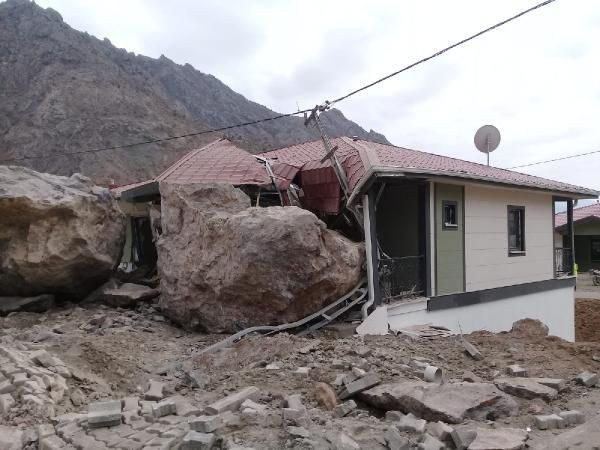 'Kontrollü' patlatma: Dağdan kopan dev kayalar evlerin üzerine düştü - Sayfa 1