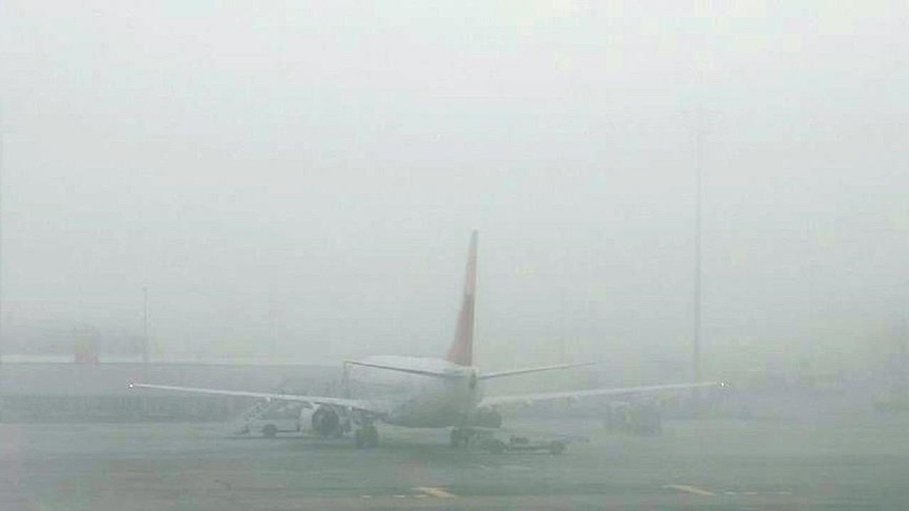 İzmir'de hava ulaşımına sis engeli: Bazı uçak seferleri iptal edildi