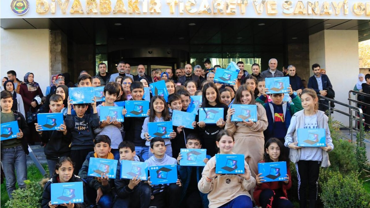 DTSO, Kürtçe hikâye yarışmasına katılan çocuklara tablet hediye etti
