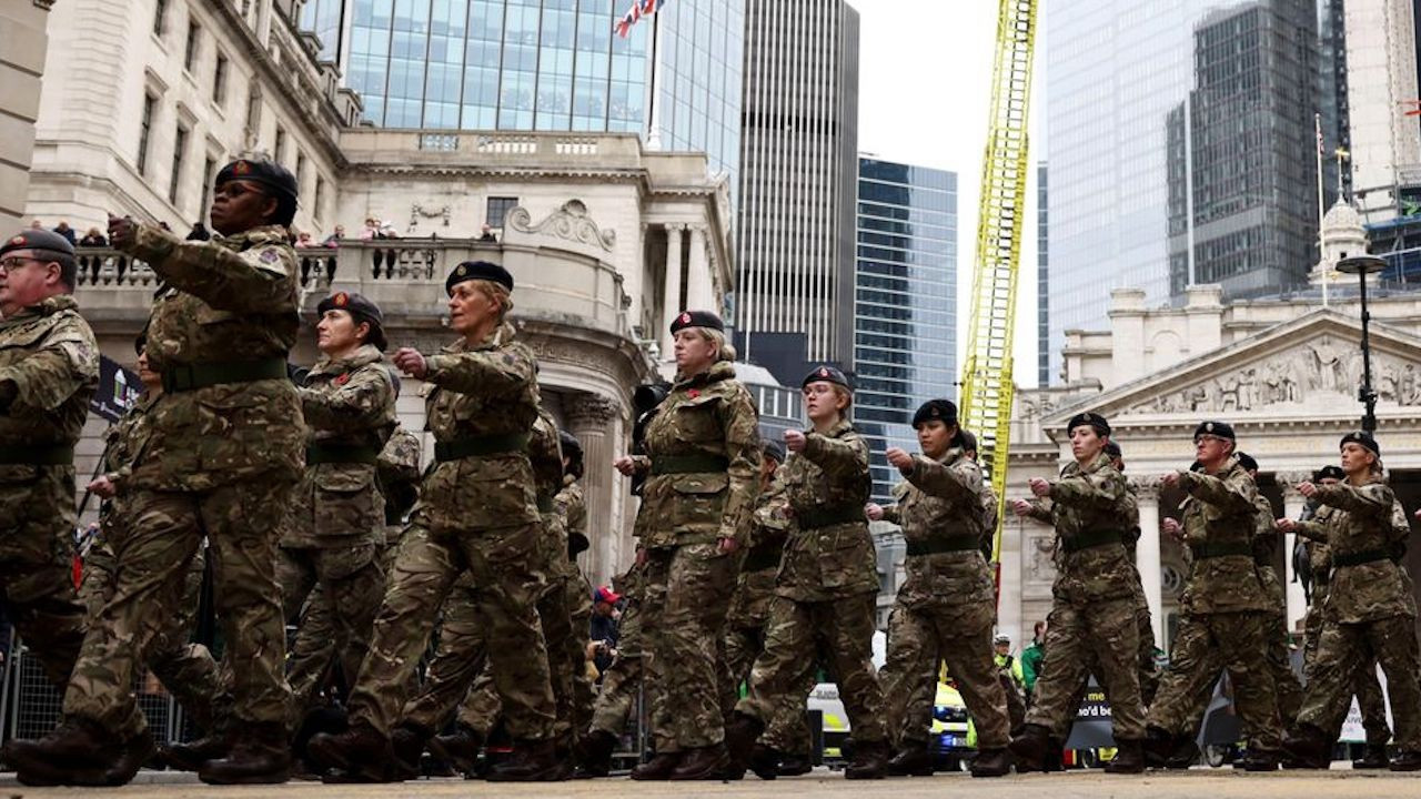 İngiltere'de sağlık çalışanlarından grev: 'Ordu devreye girebilir'