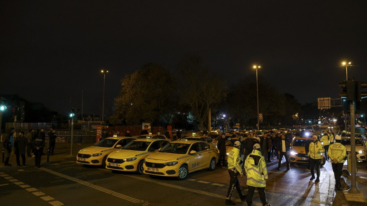 Taksi şoförlerinden İBB önünde eylem