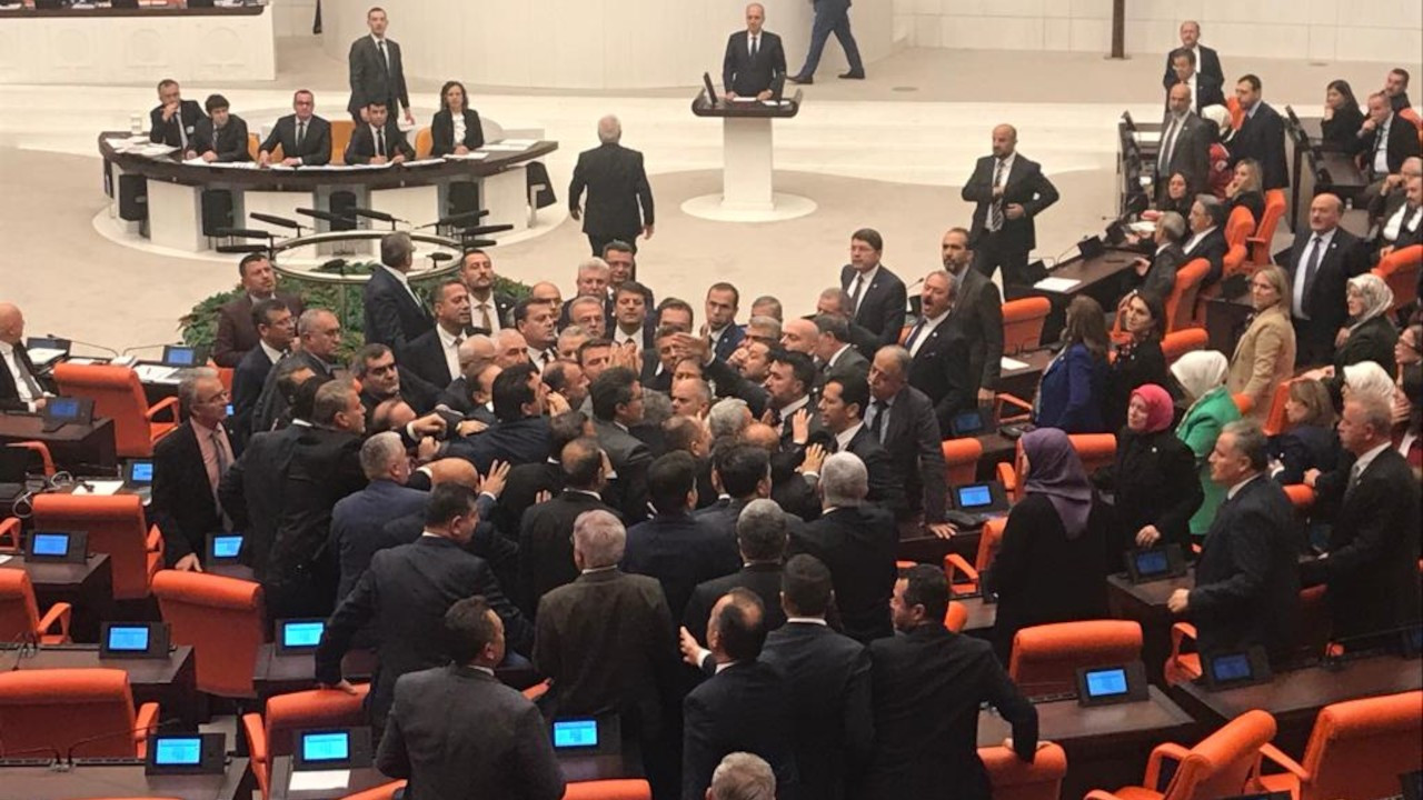 Meclis'te 'Zindaşti', 'Zarrab' sloganı tansiyonu yükseltti, vekiller birbirinin üzerine yürüdü 