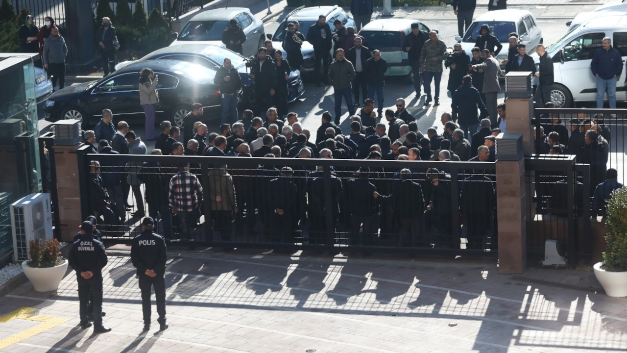 Ankara'da özel halk otobüsü şoförlerinden CHP önünde eylem