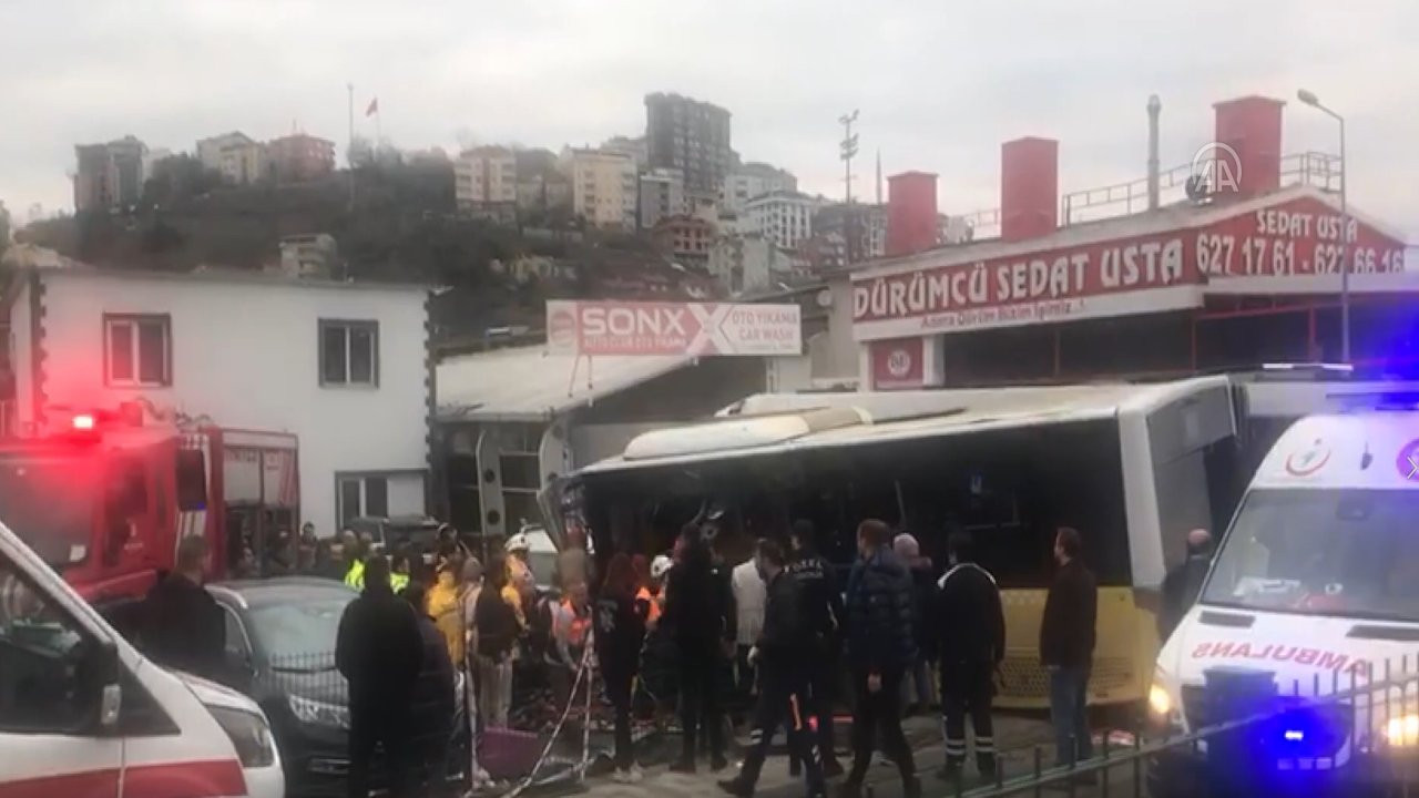 İETT otobüsü ile tramvay çarpıştı: 33 kişi yaralandı