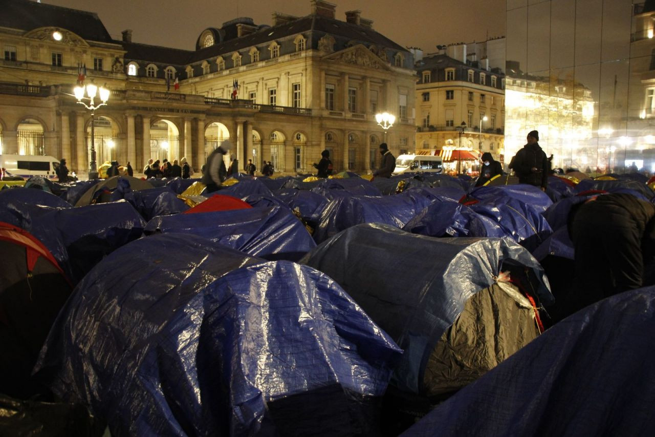 Kalıcı barınma talep eden göçmen çocuklar Paris'te çadır kampı kurdu - Sayfa 3