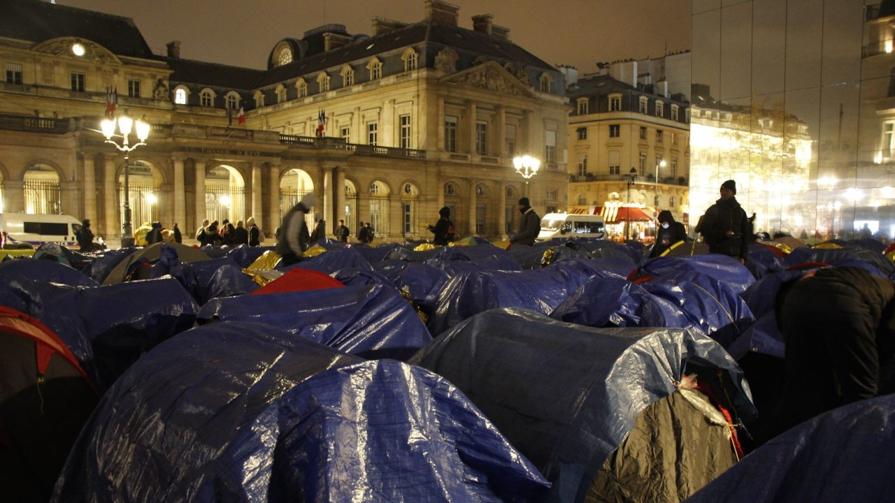 Kalıcı barınma talep eden göçmen çocuklar Paris'te çadır kampı kurdu