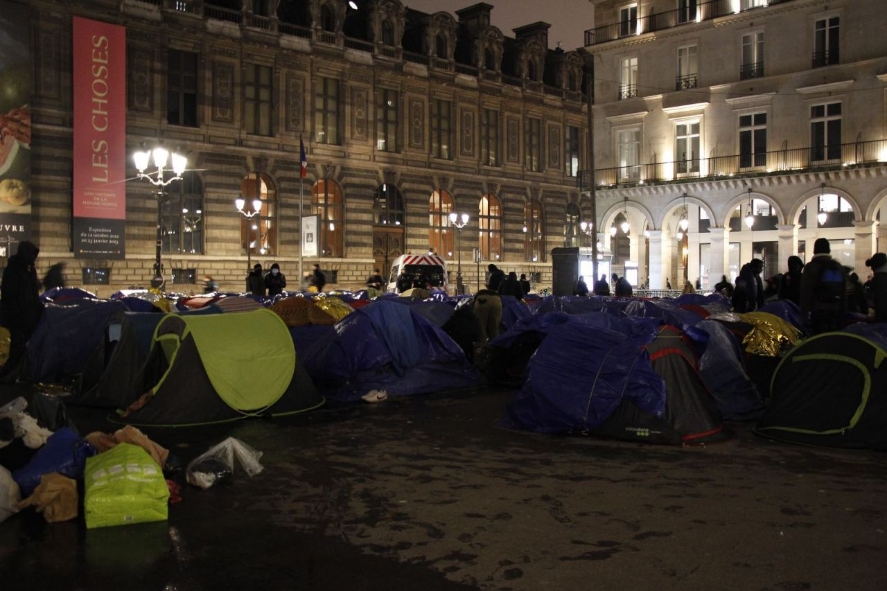 Kalıcı barınma talep eden göçmen çocuklar Paris'te çadır kampı kurdu - Sayfa 2
