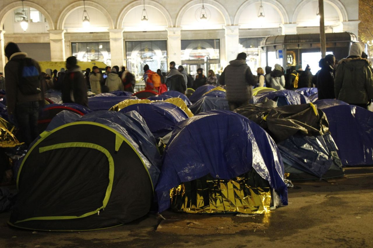 Kalıcı barınma talep eden göçmen çocuklar Paris'te çadır kampı kurdu - Sayfa 1