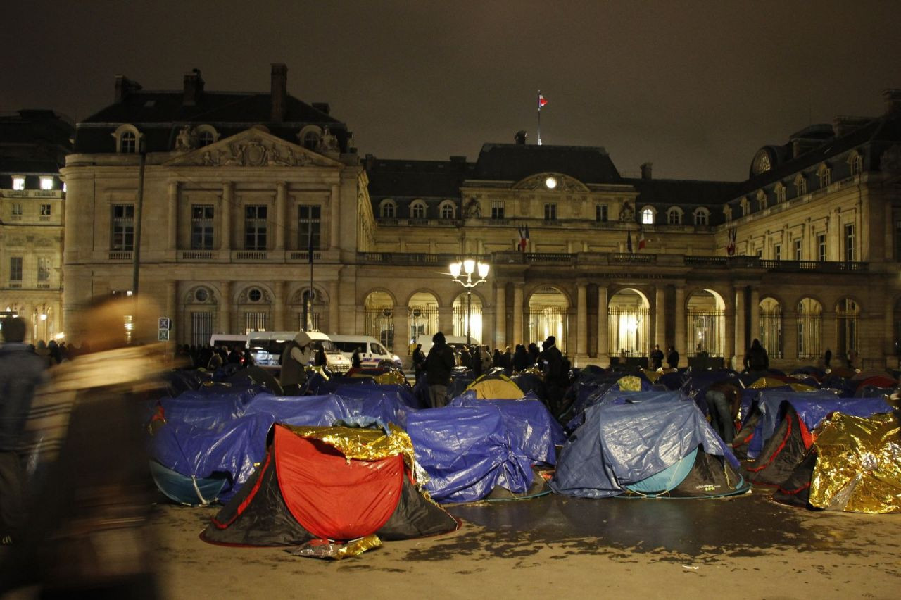 Kalıcı barınma talep eden göçmen çocuklar Paris'te çadır kampı kurdu - Sayfa 4